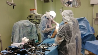 Сургутские травматологи начали проводить малоинвазивные операции по частичной замене коленного сустава