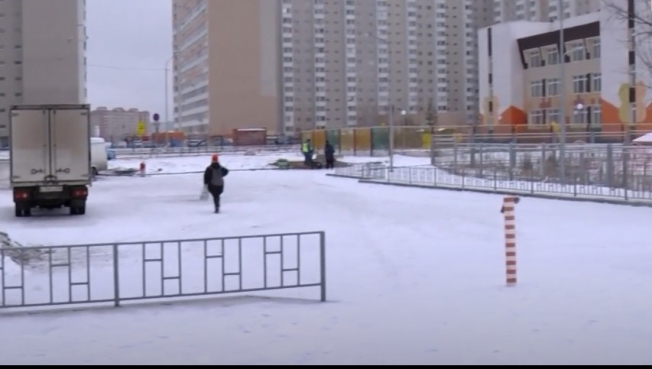 В 32 микрорайоне Сургута построили парковку и тротуар