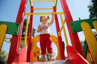 «Открытый регион» помог отремонтировать детскую площадку в Ханты-Мансийске