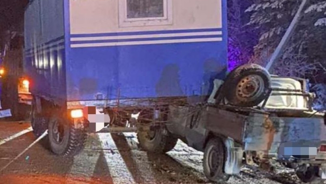 В Югре водитель «Нивы» не выдержал дистанцию и погиб, въехав в попутный грузовик