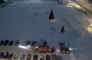 В Сургуте на ледовом городке вспыхнула елка ﻿