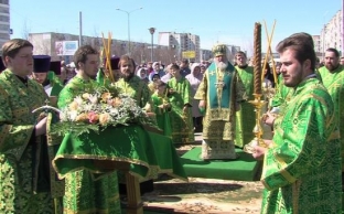 Православные Сургута отметили один из главных праздников – день Святой Троицы