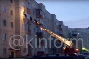 В Сургуте полицейские штурмовали квартиру, из которой выпала женщина