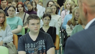 Сургутские школьники смогли лично задать вопросы участнику СВО на «Уроке памяти»