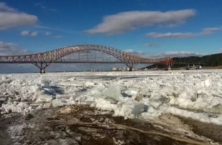 В Ханты-Мансийске на Иртыше тронулся лед