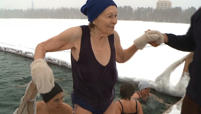 В сообщество «моржей» вступила 90-летняя сургутянка