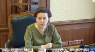 Наталья Комарова поручила проконтролировать обеспечение удаленной работой граждан из групп риска