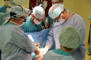 В Сургуте врачи кардиоцентра выполнили имплантацию сердечного клапана через аорту