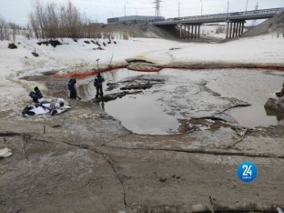 В сургутской Сайме обнаружили очередной разлив нефтепродуктов