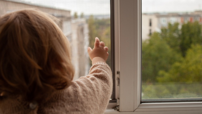 В Сургуте трехлетний ребенок погиб, выпав из окна