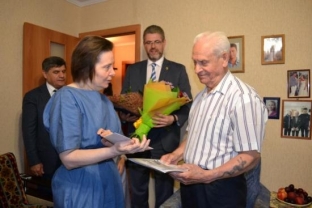 Губернатор Югры поздравила нефтеюганского ветерана с 90-летием