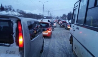 На подъезде к Сургуту собралась пробка из 500 машин
