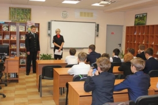 Полицейские Сургута рассказали школьникам о «Кибербезопасности»
