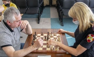Сотрудники Росгвардии провели товарищеский турнир по шахматам с журналистами Югры