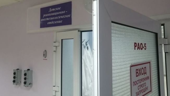 Из больницы выписали полуторагодовалого малыша, который выпал из окна сургутской многоэтажки