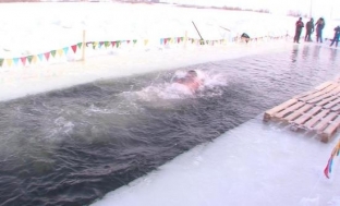 В Сургуте прошел первый окружной чемпионат по зимнему плаванию
