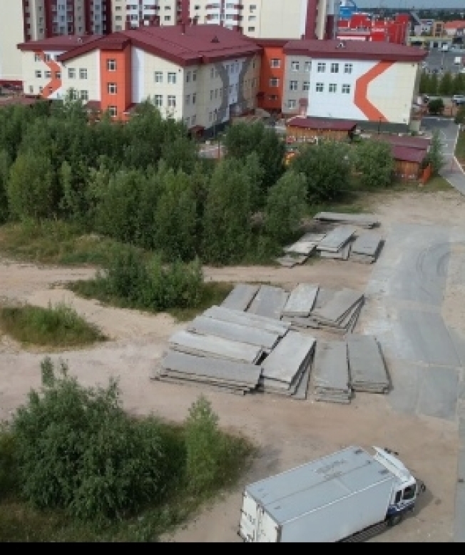В 34 микрорайоне Сургута начали забивать сваи для будущей школы