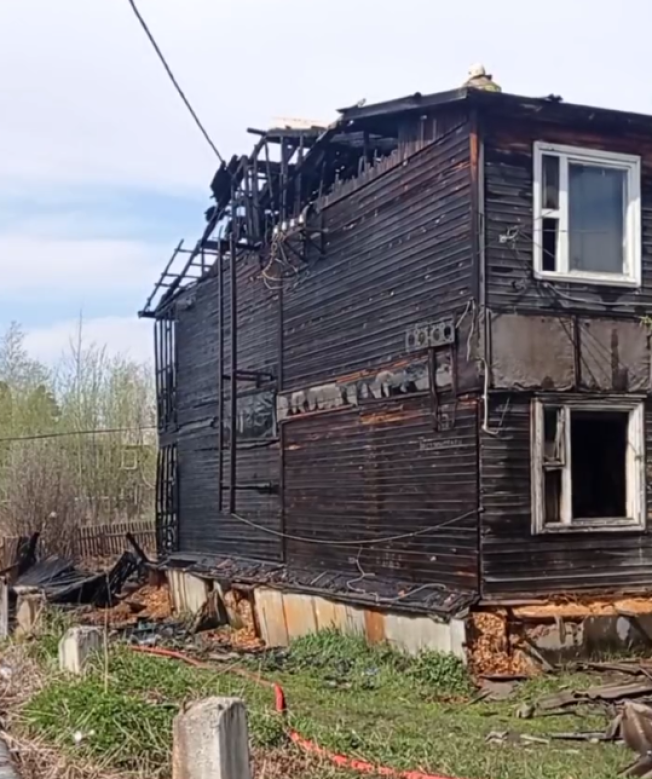 В Сургуте сгорел полурасселенный деревянный дом