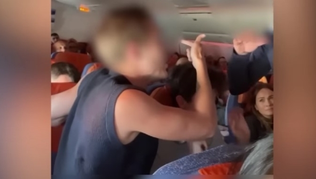 Дебошир на борту самолета Бангкок - Москва спровоцировал драку и довел стюардессу до комы