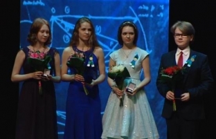 Лучших выпускников Югры наградили в Ханты-Мансийске