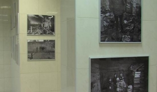 В театре СурГУ открылась фотовыставка «Донбасс в огне»