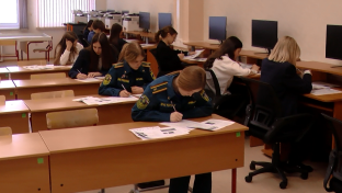 Сургутские школьники написали Диктант Победы