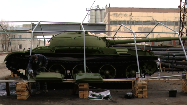 Танк Т-62 готовят к установке в сквере 31 микрорайона Сургута // ВИДЕО