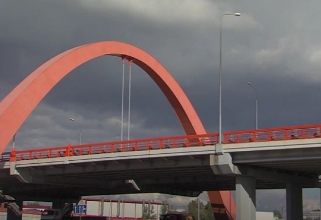 В Сургуте на мосту у автовокзала приступили к монтажу освещения