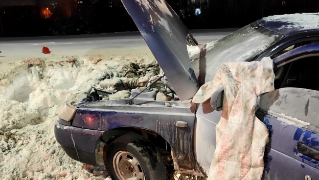 Очевидцы помогли потушить загоревшееся авто в Сургуте до приезда спасателей