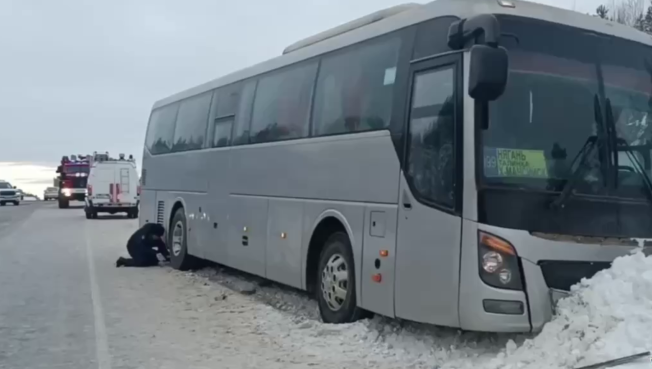 В Югре в столкновении автобуса с иномаркой погиб водитель легкового авто