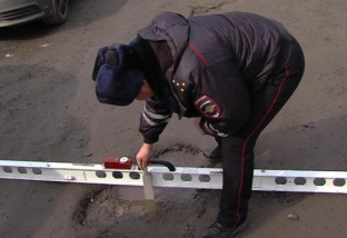 Полицейские Сургута обнаружили более 150 выбоин на городских дорогах