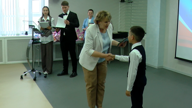 Отличившимся сургутским школьникам вручили благодарственные письма от главы города