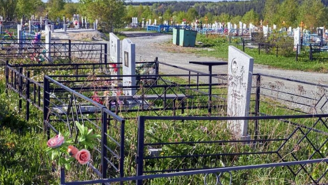 Работников кладбища в Сургуте подозревают в продаже бесплатных мест для захоронения