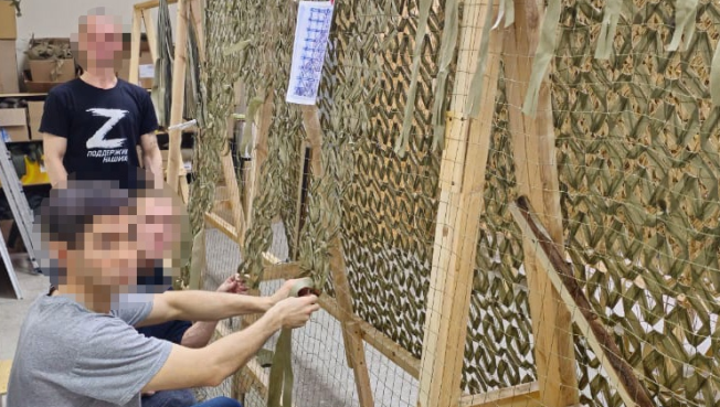 В Сургуте осужденные плетут маскировочные сети для бойцов СВО