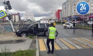 Очередное ДТП в Сургуте: после столкновения иномарка снесла светофор и остановилась у пешеходного перехода