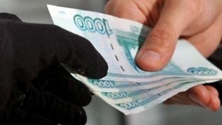 Двое жителей Радужного вымогали у 25-летнего мужчины 200 000 рублей