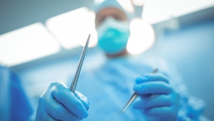 Сургутские хирурги удалили у пенсионерки семикилограммовую опухоль