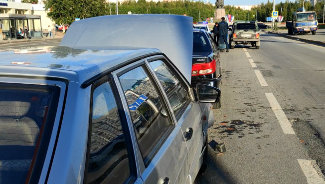 В Сургуте водитель «ВАЗа» устроил массовую аварию