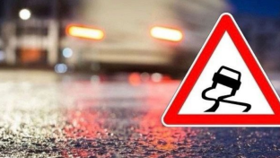 Югорских водителей предупредили об образовании на трассах стекловидного льда