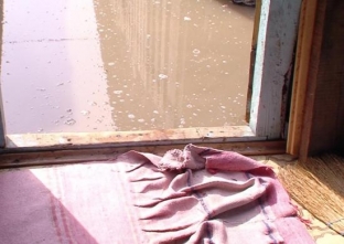 Семья из Барсово живет в страхе, что их жилье затопит талыми водами