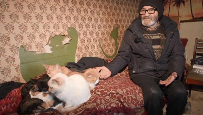 Бездомный пенсионер в Сургуте отказывается переезжать в социальный центр, пока не пристроит своих кошек