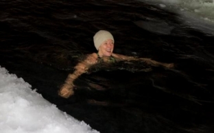 Сургутские любители зимнего плавания отметили День моржа в проруби