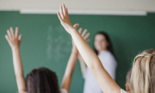 Учителям в России могут поднять оклад в два раза