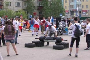 В Сургуте возле ТЦ «Союз» состоялись показательные соревнования стронгменов