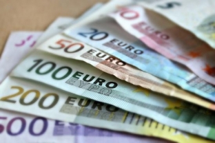 Курс евро впервые за четыре года поднялся выше 90 рублей