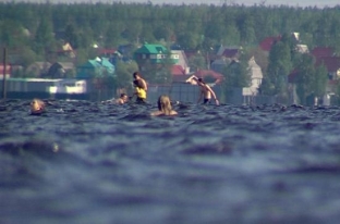 С приходом жарких дней сургутяне массово нарушают запрет на купание в местных водоемах