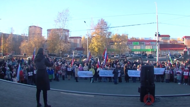 Сургутяне вышли на митинг в поддержку присоединения к России новых территорий