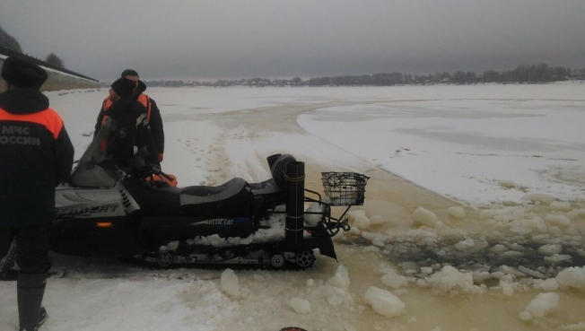В Сургутском районе под лед провалились 3 снегохода. 2 человека пропали без вести