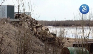 Житель Белого Яра устроил свалку прямо на берегу реки