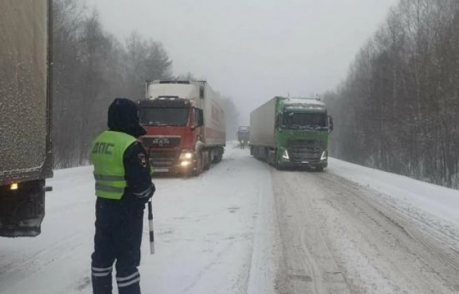 В Сургутском районе из-за снегопадов могут ограничить движение на трассах